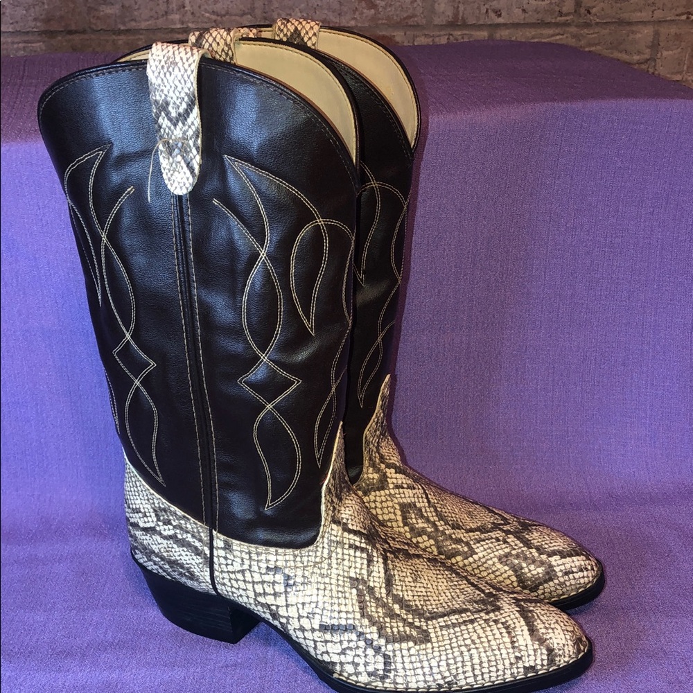 Used Men’s Bronco Vegan Snake Print Cowboy Boot Size 12D. All Man Made Material